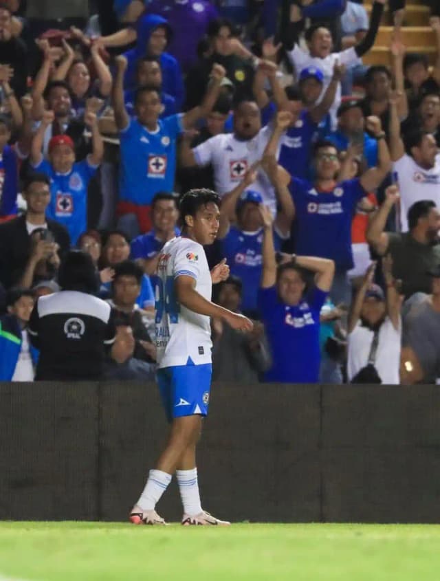 Cover Image for GANO CRUZ AZUL EN EL CORREGIDORA